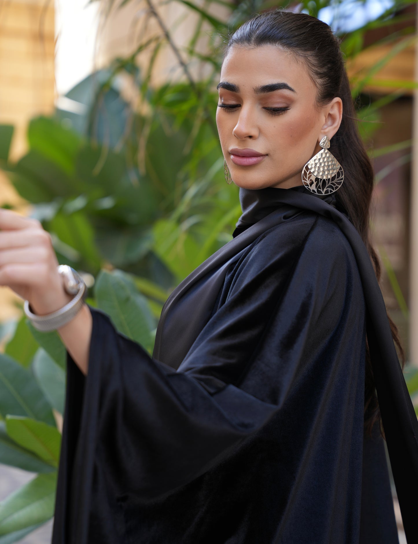 Velvet flow abaya