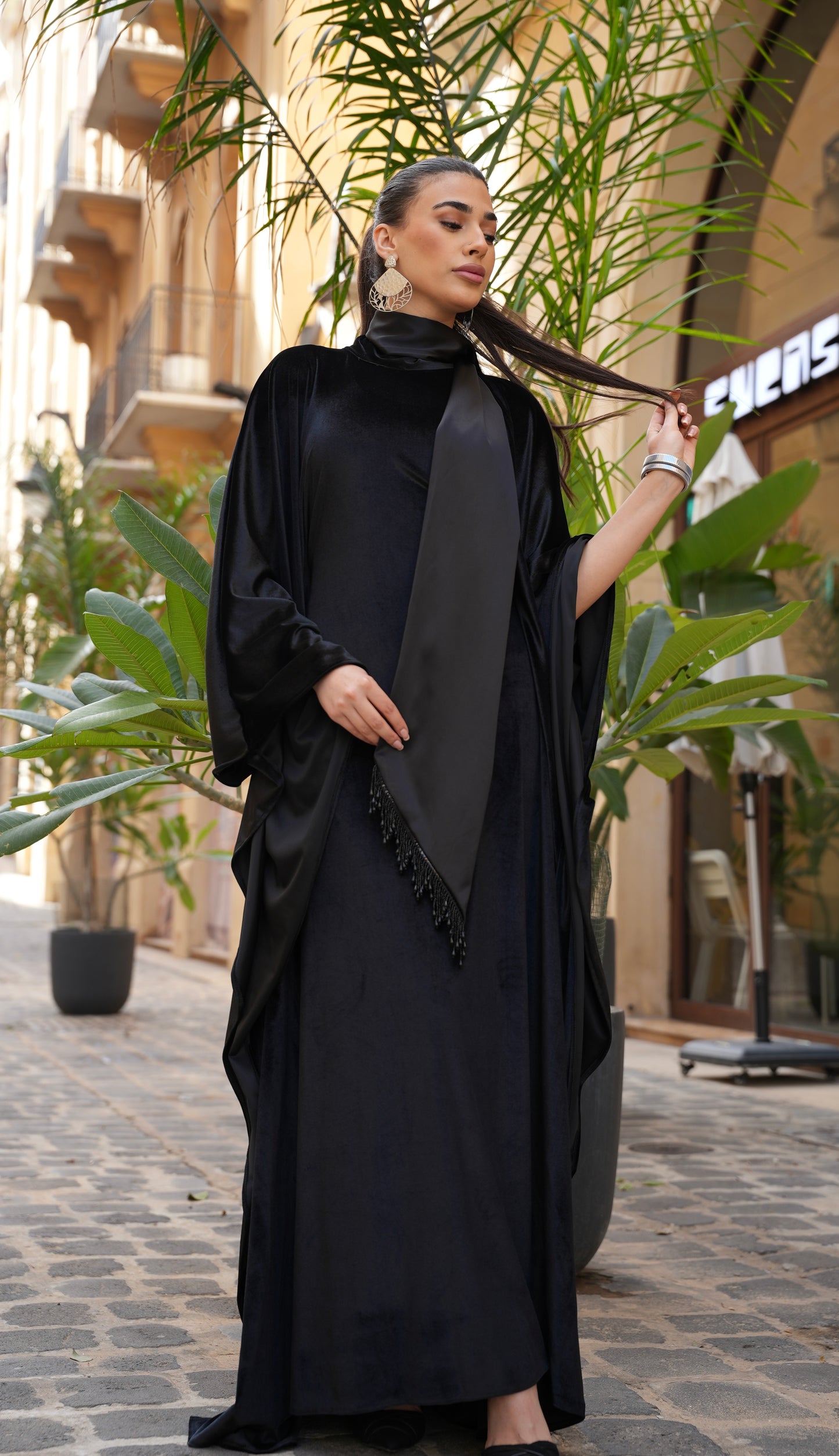 Velvet flow abaya